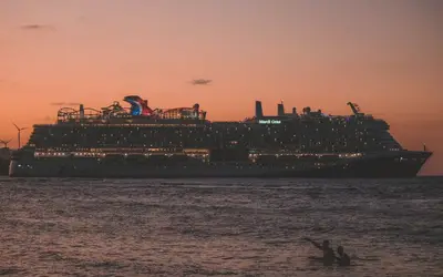 Crucero navegando al atardecer