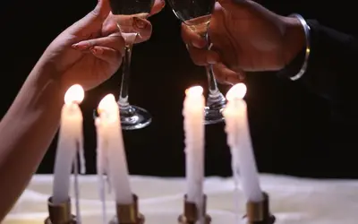 Brindis a la luz de las velas