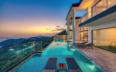 Villa de lujo con piscina infinita al atardecer