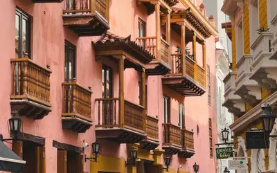Calle colonial con balcones en Cartagena