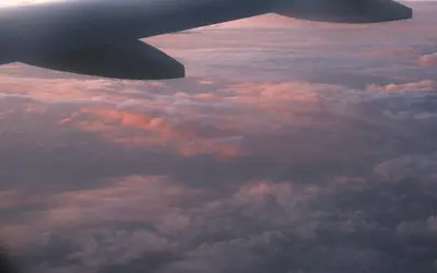 Ala de avión sobre las nubes al atardecer