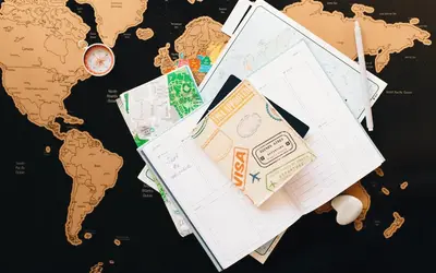 Pasaporte sobre agenda de viaje y mapa