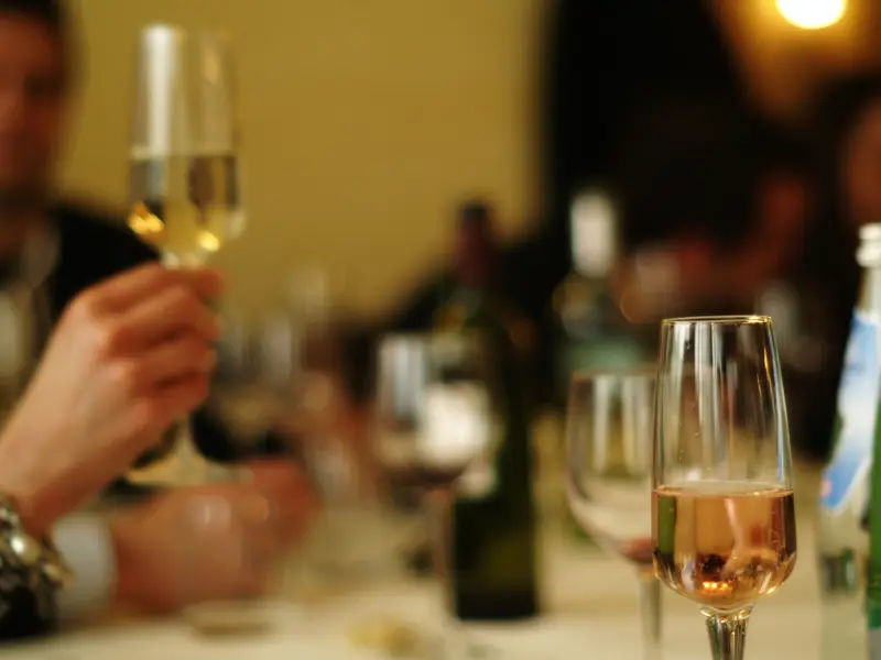 Brindis con copas de vino espumoso