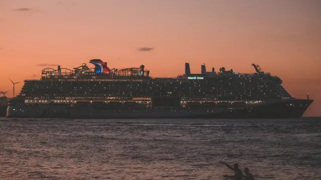 Crucero navegando al atardecer