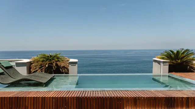 Piscina infinita frente al mar