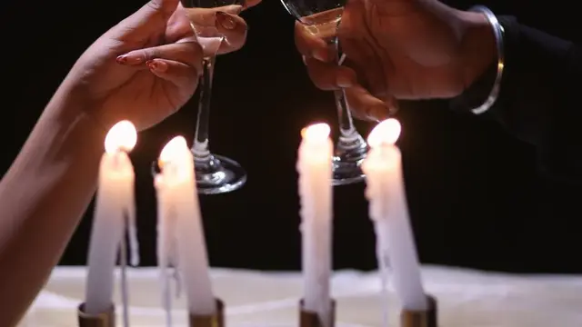 Brindis a la luz de las velas