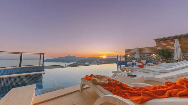 Piscina con tumbonas al atardecer