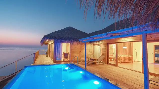 Villa sobre el agua con piscina