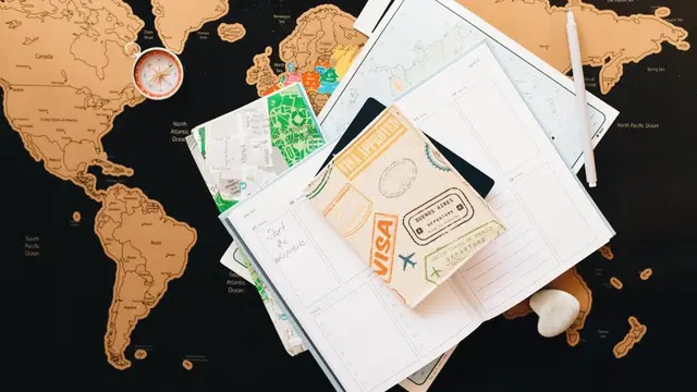 Pasaporte sobre agenda de viaje y mapa